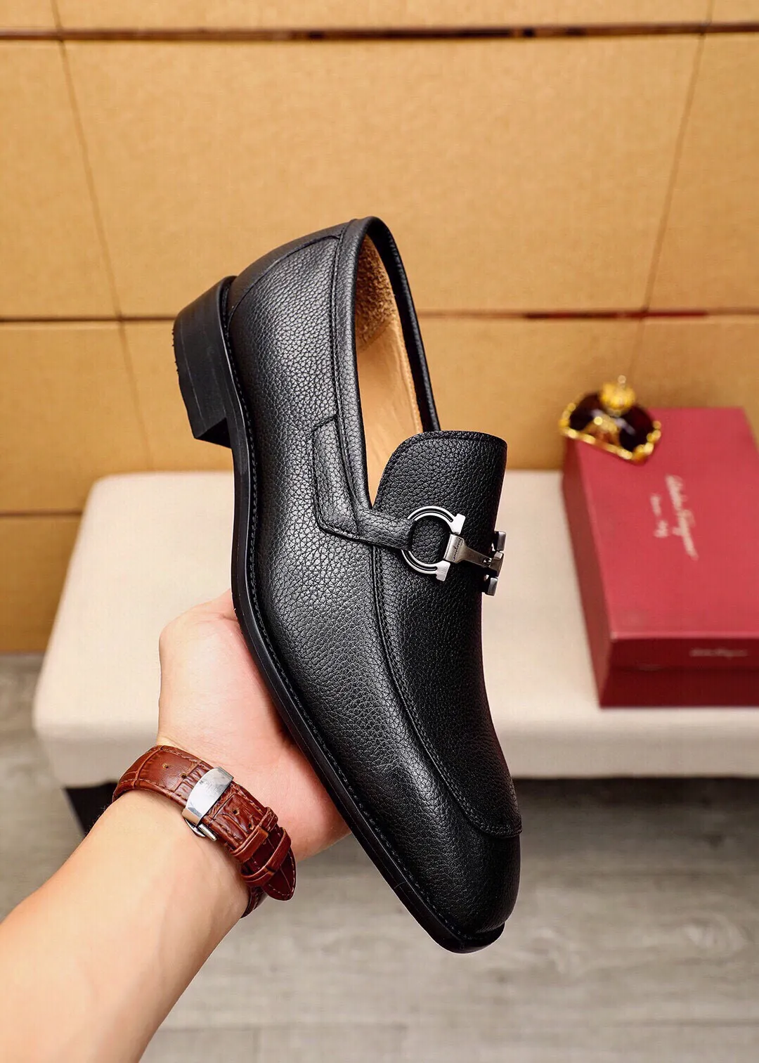 Men's shoes 💰480 💐 Product trademark: Ferragamo "Ferragamo" casual leather shoes Regular size: 38-44 (45🉑️customized) Product materials: Selected imported first-layer pebbled cowhide leather upper + luxury hardware buckle, imported water-dyed cowhide leather lining. Strong three-dimensional visual effect, original outsole Color: 3⃣️colors available